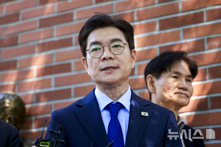 [서울=뉴시스] 정병혁 기자 = 정원오 더불어민주당 서울시장 후보가 30일 서울 종로구 전태일기념관 앞에서 노동공약을 발표하고 있다. 2026.04.30. jhope@newsis.com