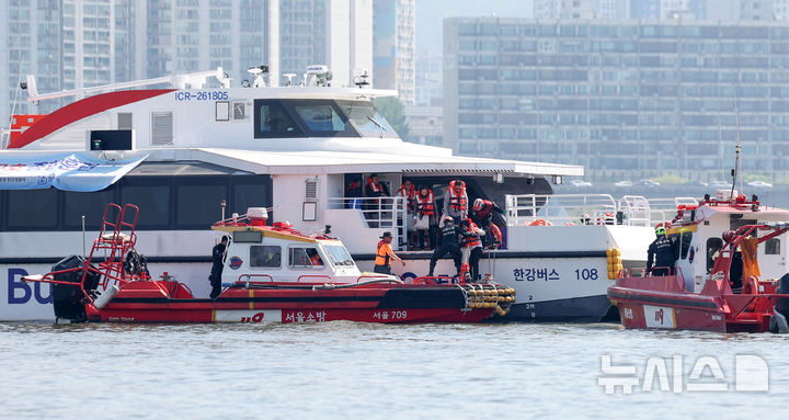 [서울=뉴시스] 김진아 기자 = 30일 서울 한강버스 여의도선착장 인근에서 한강 복합 수난사고 대비 수상·육상 구조·구호 종합훈련이 진행되고 있다. 훈련은 수상에서 발생한 복합 재난 상황을 가정해 인명 구조를 비롯해 화재 진압, 구호 활동 등을 진행하며, 119수난구조대, 한강경찰대 등 6개 기관 277명과 선박 25척 등이 동원된다. 2026.04.30. bluesoda@newsis.com