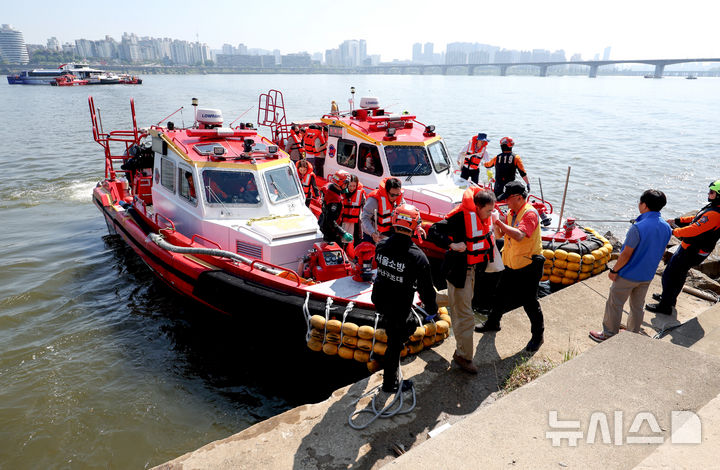 [서울=뉴시스] 김진아 기자 = 30일 서울 한강버스 여의도선착장 인근에서 한강 복합 수난사고 대비 수상·육상 구조·구호 종합훈련이 진행되고 있다. 훈련은 수상에서 발생한 복합 재난 상황을 가정해 인명 구조를 비롯해 화재 진압, 구호 활동 등을 진행하며, 119수난구조대, 한강경찰대 등 6개 기관 277명과 선박 25척 등이 동원된다. 2026.04.30. bluesoda@newsis.com