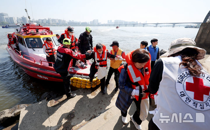 [서울=뉴시스] 김진아 기자 = 30일 서울 한강버스 여의도선착장 인근에서 한강 복합 수난사고 대비 수상·육상 구조·구호 종합훈련이 진행되고 있다. 훈련은 수상에서 발생한 복합 재난 상황을 가정해 인명 구조를 비롯해 화재 진압, 구호 활동 등을 진행하며, 119수난구조대, 한강경찰대 등 6개 기관 277명과 선박 25척 등이 동원된다. 2026.04.30. bluesoda@newsis.com