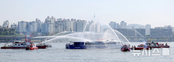 [서울=뉴시스] 김진아 기자 = 30일 서울 한강버스 여의도선착장 인근에서 한강 복합 수난사고 대비 수상·육상 구조·구호 종합훈련이 진행되고 있다.&nbsp; 훈련은 수상에서 발생한 복합 재난 상황을 가정해 인명 구조를 비롯해 화재 진압, 구호 활동 등을 진행하며, 119수난구조대, 한강경찰대 등 6개 기관 277명과 선박 25척 등이 동원된다. 2026.04.30. bluesoda@newsis.com