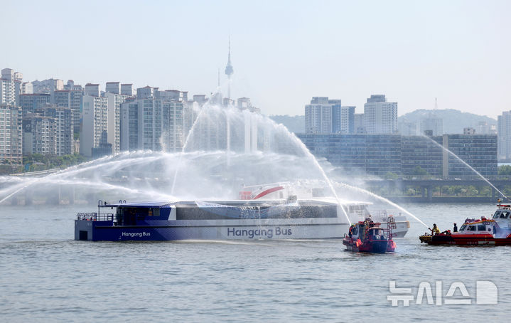 [서울=뉴시스] 김진아 기자 = 30일 서울 한강버스 여의도선착장 인근에서 한강 복합 수난사고 대비 수상·육상 구조·구호 종합훈련이 진행되고 있다. 훈련은 수상에서 발생한 복합 재난 상황을 가정해 인명 구조를 비롯해 화재 진압, 구호 활동 등을 진행하며, 119수난구조대, 한강경찰대 등 6개 기관 277명과 선박 25척 등이 동원된다. 2026.04.30. bluesoda@newsis.com