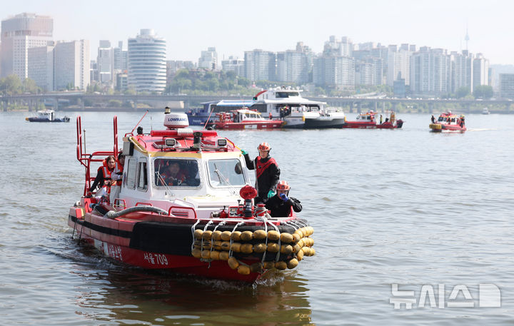 [서울=뉴시스] 김진아 기자 = 30일 서울 한강버스 여의도선착장 인근에서 한강 복합 수난사고 대비 수상·육상 구조·구호 종합훈련이 진행되고 있다. 훈련은 수상에서 발생한 복합 재난 상황을 가정해 인명 구조를 비롯해 화재 진압, 구호 활동 등을 진행하며, 119수난구조대, 한강경찰대 등 6개 기관 277명과 선박 25척 등이 동원된다. 2026.04.30. bluesoda@newsis.com