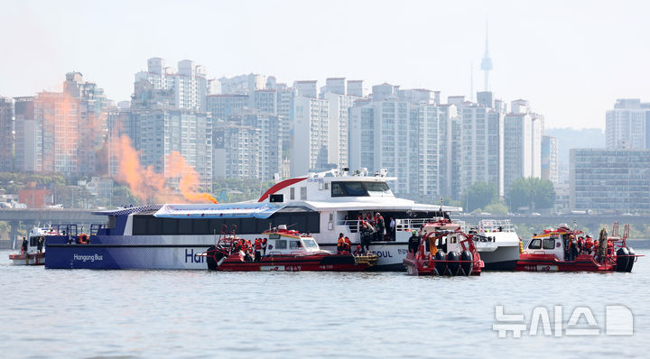 [서울=뉴시스] 김진아 기자 = 30일 서울 한강버스 여의도선착장 인근에서 한강 복합 수난사고 대비 수상·육상 구조·구호 종합훈련이 진행되고 있다. 훈련은 수상에서 발생한 복합 재난 상황을 가정해 인명 구조를 비롯해 화재 진압, 구호 활동 등을 진행하며, 119수난구조대, 한강경찰대 등 6개 기관 277명과 선박 25척 등이 동원된다. 2026.04.30. bluesoda@newsis.com