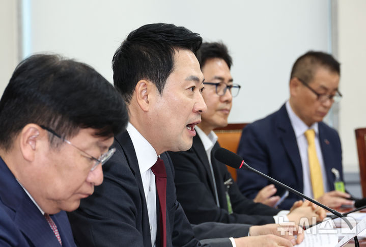 [서울=뉴시스] 김금보 기자 = 장동혁 국민의힘 대표가 30일 오전 서울 여의도 국회에서 열린 '국민의힘-소상공인연합회 6.3 전국동시지방선거 정책과제 전달식'에서 발언을 하고 있다. 2026.04.30. kgb@newsis.com