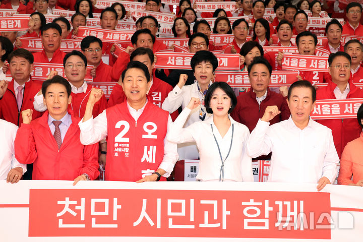 [서울=뉴시스] 고승민 기자 = 국민의힘 오세훈 서울시장 후보와 배현진 서울시당위원장 등 참석자들이 30일 서울 여의도 국회 의원회관에서 열린 제9회 전국동시지방선거 국민의힘 서울시당 필승결의 및 공천자대회에서 구호를 외치며 기념촬영하고 있다. 2026.04.30. kkssmm99@newsis.com