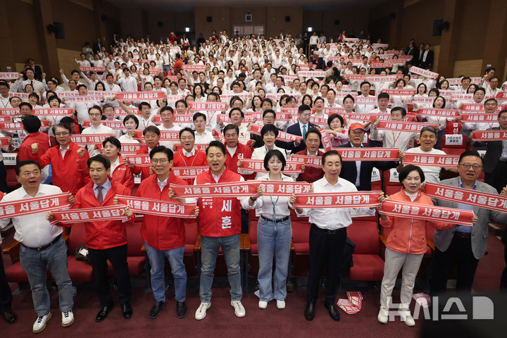 [서울=뉴시스] 고승민 기자 = 국민의힘 오세훈 서울시장 후보와 배현진 서울시당위원장 등 참석자들이 30일 서울 여의도 국회 의원회관에서 열린 제9회 전국동시지방선거 국민의힘 서울시당 필승결의 및 공천자대회에서 구호를 외치며 기념촬영하고 있다. 2026.04.30. kkssmm99@newsis.com