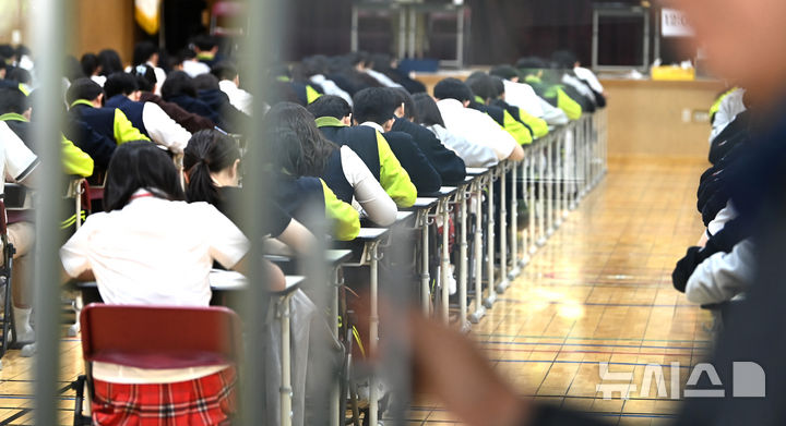 [화성=뉴시스] 김종택기자 = 30일 경기 화성시 동탄국제고등학교에서 학생들이 1차 지필평가를 시험 감독이 없는 '무감독 양심 시험'으로 치르고 있다.동탄국제고는 개교 이래 매년 학기별 1,2차 중간고사를 학생들의 양심에 따라 무감독 시험으로 진행하고 있다. 2026.04.30. jtk@newsis.com