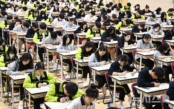 [화성=뉴시스] 김종택기자 = 30일 경기 화성시 동탄국제고등학교에서 학생들이 1차 지필평가를 시험 감독이 없는 '무감독 양심 시험'으로 치르고 있다.동탄국제고는 개교 이래 매년 학기별 1,2차 중간고사를 학생들의 양심에 따라 무감독 시험으로 진행하고 있다. 2026.04.30. jtk@newsis.com