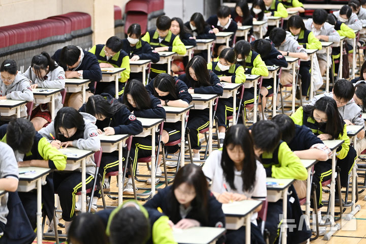[화성=뉴시스] 김종택기자 = 30일 경기 화성시 동탄국제고등학교에서 학생들이 1차 지필평가를 시험 감독이 없는 '무감독 양심 시험'으로 치르고 있다.동탄국제고는 개교 이래 매년 학기별 1,2차 중간고사를 학생들의 양심에 따라 무감독 시험으로 진행하고 있다. 2026.04.30. jtk@newsis.com