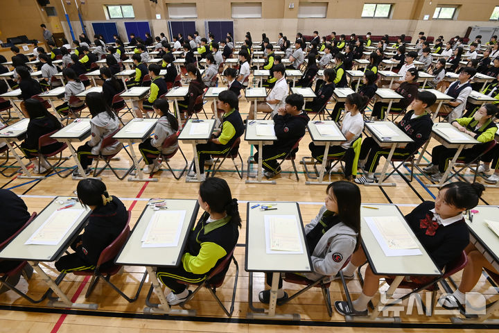 [화성=뉴시스] 김종택기자 = 30일 경기 화성시 동탄국제고등학교에서 학생들이 1차 지필평가를 시험 감독이 없는 '무감독 양심 시험'으로 치르고 있다.동탄국제고는 개교 이래 매년 학기별 1,2차 중간고사를 학생들의 양심에 따라 무감독 시험으로 진행하고 있다. 2026.04.30. jtk@newsis.com