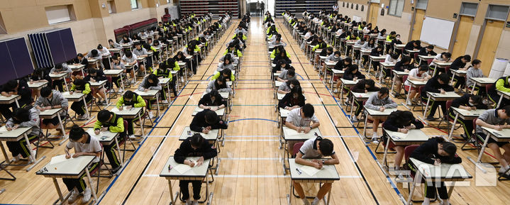 [화성=뉴시스] 김종택기자 = 30일 경기 화성시 동탄국제고등학교에서 학생들이 1차 지필평가를 시험 감독이 없는 '무감독 양심 시험'으로 치르고 있다.동탄국제고는 개교 이래 매년 학기별 1,2차 중간고사를 학생들의 양심에 따라 무감독 시험으로 진행하고 있다. 2026.04.30. jtk@newsis.com