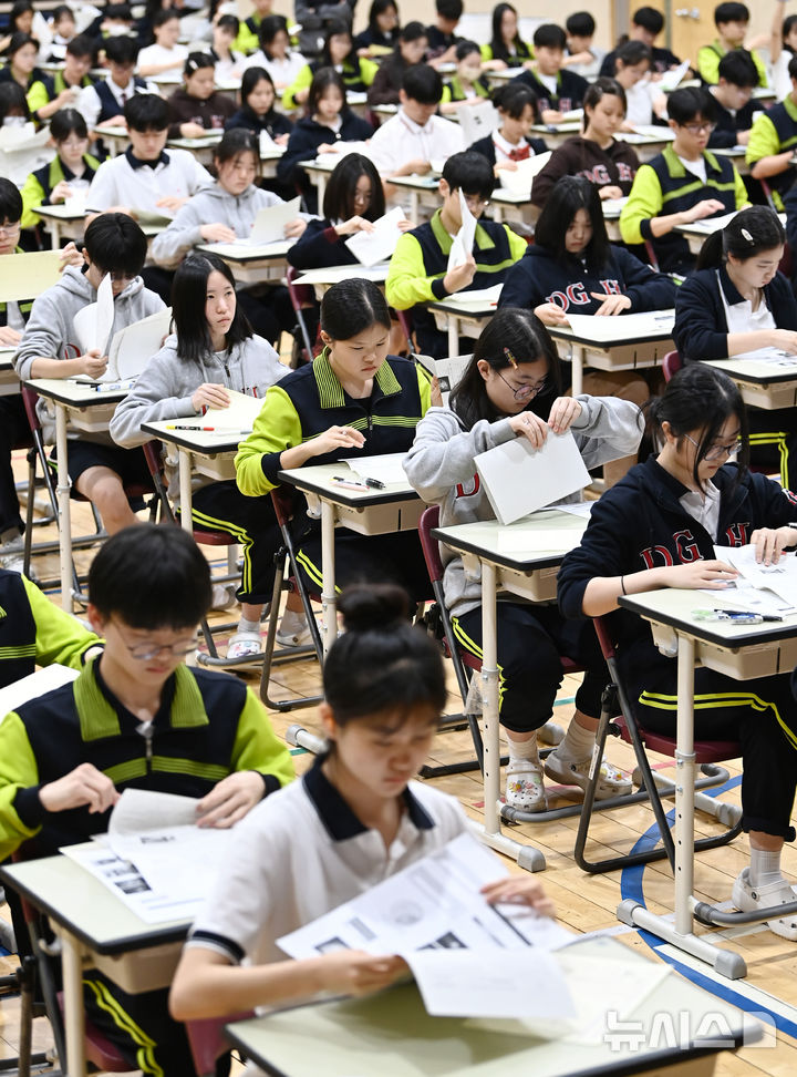 [화성=뉴시스] 김종택기자 = 30일 경기 화성시 동탄국제고등학교에서 학생들이 1차 지필평가를 시험 감독이 없는 '무감독 양심 시험'으로 치르고 있다.동탄국제고는 개교 이래 매년 학기별 1,2차 중간고사를 학생들의 양심에 따라 무감독 시험으로 진행하고 있다. 2026.04.30. jtk@newsis.com