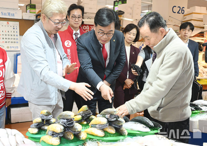 송언석, 노량진 수산시장 방문…"전통시장 살릴 방안 찾을 것"