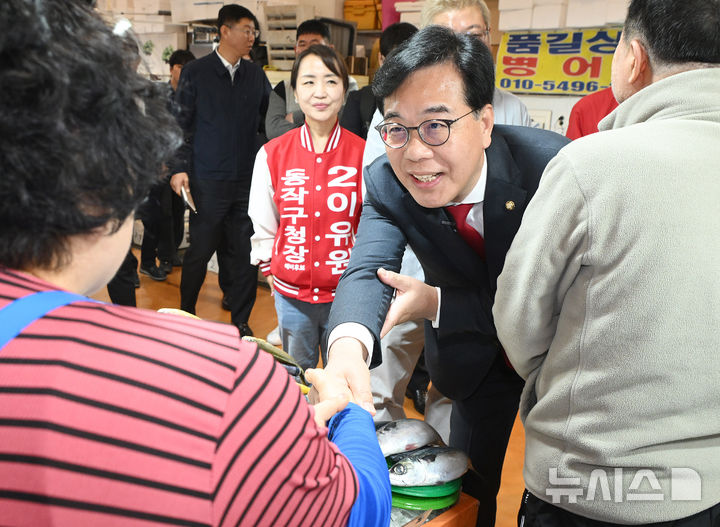 [서울=뉴시스] 배훈식 기자 = 송언석 국민의힘 원내대표가 30일 오전 서울 동작구 노량진수산시장을 찾아 상인과 악수하고 있다. (공동취재) 2026.04.30. photo@newsis.com