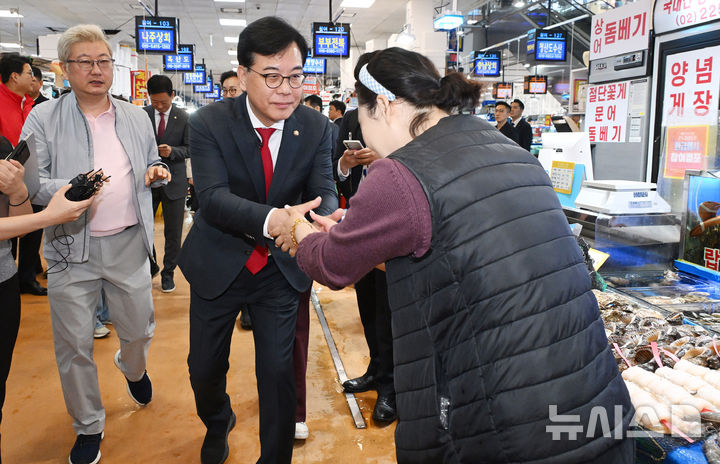 [서울=뉴시스] 배훈식 기자 = 송언석 국민의힘 원내대표가 30일 오전 서울 동작구 노량진수산시장을 찾아 상인과 악수하고 있다. (공동취재) 2026.04.30. photo@newsis.com