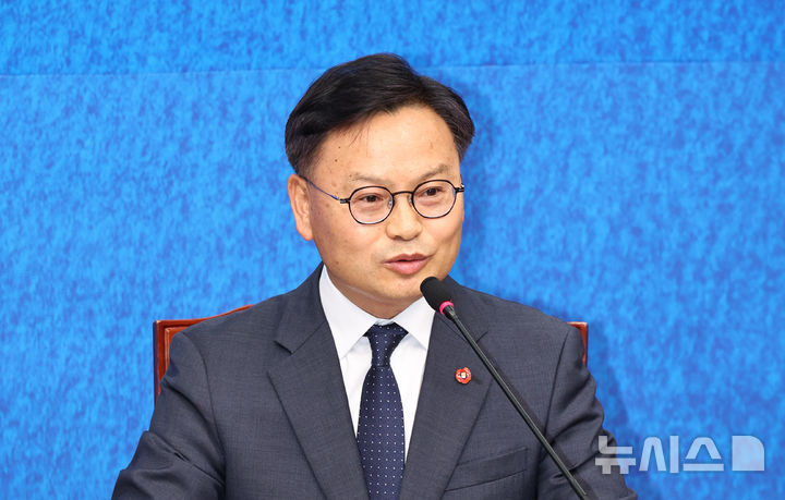 [서울=뉴시스] 김금보 기자 = 더불어민주당 인재 영입 3호 김성범 전 해양수산부 차관이 지난 4월 30일 오전 서울 여의도 국회에서 열린 3차 인재영입식에서 인사말을 하고 있다. 2026.04.30. kgb@newsis.com
