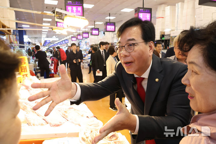 선거철 노량진 수산시장 찾은 정치인들이 마주한 뜻밖의 민심과 전략적 행보의 실체