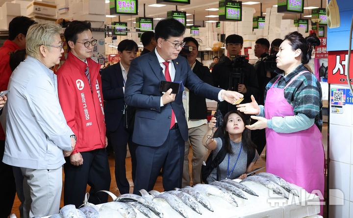 [서울=뉴시스] 배훈식 기자 = 송언석 국민의힘 원내대표가 30일 오전 서울 동작구 노량진수산시장을 찾아 갈치를 구입하고 있다. (공동취재) 2026.04.30. photo@newsis.com