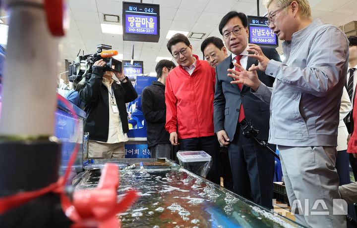 [서울=뉴시스] 배훈식 기자 = 송언석 국민의힘 원내대표가 30일 오전 서울 동작구 노량진수산시장을 찾아 상인과 대화하고 있다. (공동취재) 2026.04.30. photo@newsis.com