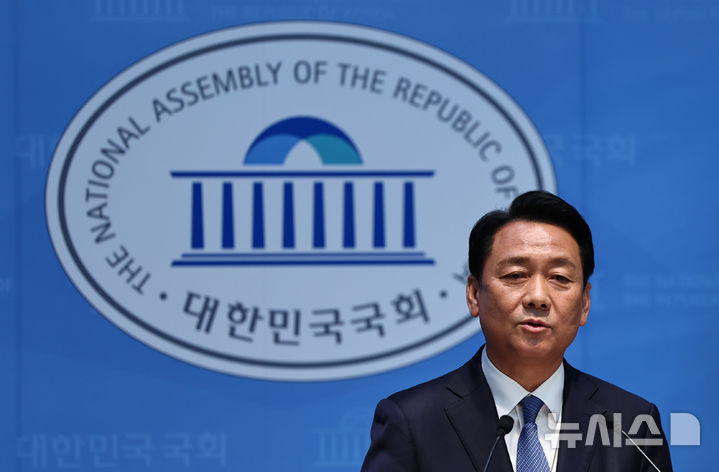 [서울=뉴시스] 김명년 기자 = 이광재 전 강원도지사가 30일 오전 서울 여의도 국회 소통관에서 6·3 국회의원 재·보궐 선거 하남갑 출마 선언을 하고 있다. 2026.04.30. kmn@newsis.com