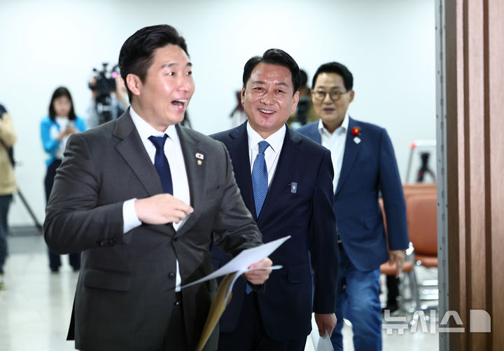 [서울=뉴시스] 김명년 기자 = 이광재 전 강원도지사가 30일 오전 서울 여의도 국회 소통관에서 6·3 국회의원 재·보궐 선거 하남갑 출마 선언을 하기 위해 이동하고 있다. 2026.04.30. kmn@newsis.com