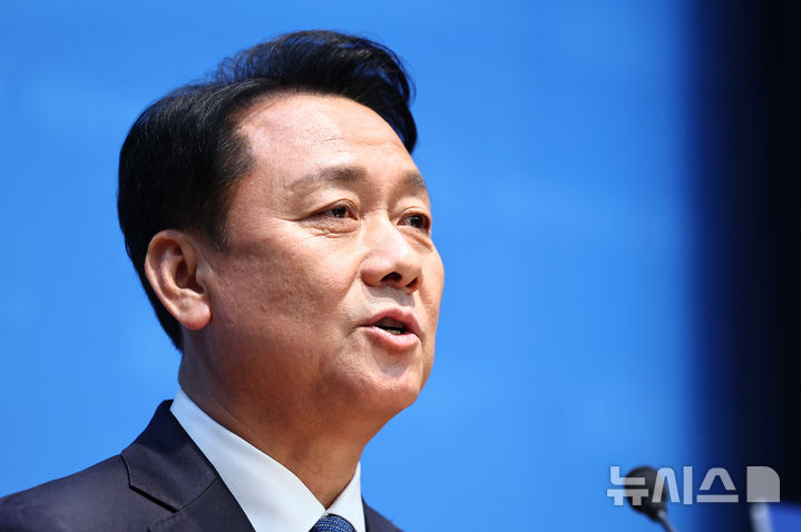 [서울=뉴시스] 김명년 기자 = 이광재 전 강원도지사가 30일 오전 서울 여의도 국회 소통관에서 6·3 국회의원 재·보궐 선거 하남갑 출마 선언을 하고 있다. 2026.04.30. kmn@newsis.com