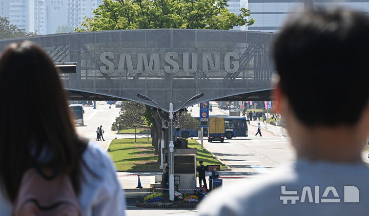 [수원=뉴시스] 김종택 기자 = 삼성전자가 인공지능(AI) 확산에 따른 메모리 수요 증가세로 30일 연결 기준 올 1분기 확정 실적으로 매출 133조9000억원, 영업이익 57조2000억원을 발표했다. 특히 반도체 사업을 담당하는 디바이스솔루션(DS)부문이 올 1분기 매출 81조7000억원, 영업이익 53조7000억원으로 전체 실적 가운데 무려 93.8%를 차지했다. 사진은 이날 경기 수원시 영통구 삼성전자 수원본사 모습. 2026.04.30. jtk@newsis.com