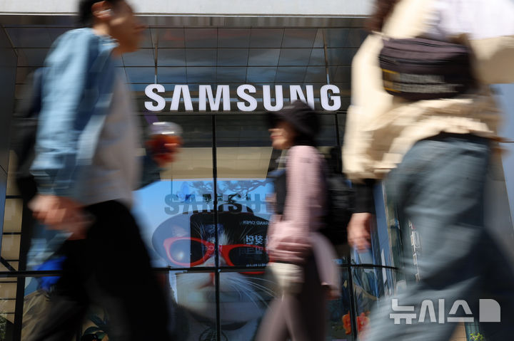 [서울=뉴시스] 조성우 기자 = 삼성전자가 30일 연결기준 올해 1분기 매출 133조 8700억원, 영업이익 57조 2300억원의 확정 실적을 발표했다. 매출과 영업이익은 모두 분기 기준 역대 최대로, 매출은 전분기 대비 40조원(43%) 증가했고, 영업이익도 전분기 대비 37.2조원(185%) 늘었다. 사진은 이날 서울 서초구 삼성 강남 모습. 2026.04.30. xconfind@newsis.com