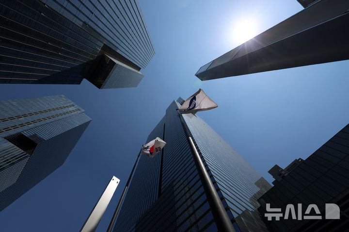 [서울=뉴시스] 조성우 기자 = 삼성전자가 30일 연결기준 올해 1분기 매출 133조 8700억원, 영업이익 57조 2300억원의 확정 실적을 발표했다. 매출과 영업이익은 모두 분기 기준 역대 최대로, 매출은 전분기 대비 40조원(43%) 증가했고, 영업이익도 전분기 대비 37.2조원(185%) 늘었다. 사진은 이날 서울 서초구 삼성전자 서초사옥 모습. 2026.04.30. xconfind@newsis.com