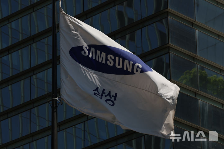 [서울=뉴시스] 조성우 기자 = 삼성전자가 30일 연결기준 올해 1분기 매출 133조 8700억원, 영업이익 57조 2300억원의 확정 실적을 발표했다. 매출과 영업이익은 모두 분기 기준 역대 최대로, 매출은 전분기 대비 40조원(43%) 증가했고, 영업이익도 전분기 대비 37.2조원(185%) 늘었다. 사진은 이날 서울 서초구 삼성전자 서초사옥 모습. 2026.04.30. xconfind@newsis.com