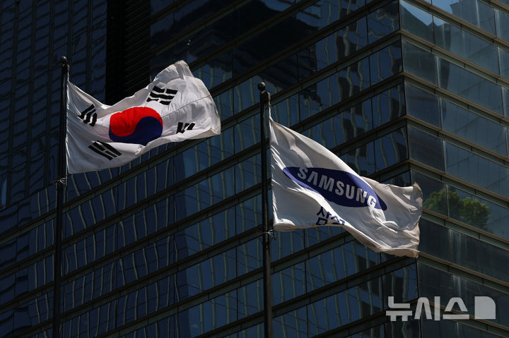 [서울=뉴시스] 조성우 기자 = 삼성전자가 30일 연결기준 올해 1분기 매출 133조 8700억원, 영업이익 57조 2300억원의 확정 실적을 발표했다. 매출과 영업이익은 모두 분기 기준 역대 최대로, 매출은 전분기 대비 40조원(43%) 증가했고, 영업이익도 전분기 대비 37.2조원(185%) 늘었다. 사진은 이날 서울 서초구 삼성전자 서초사옥 모습. 2026.04.30. xconfind@newsis.com