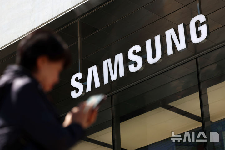 [서울=뉴시스] 조성우 기자 = 삼성전자가 30일 연결기준 올해 1분기 매출 133조 8700억원, 영업이익 57조 2300억원의 확정 실적을 발표했다. 매출과 영업이익은 모두 분기 기준 역대 최대로, 매출은 전분기 대비 40조원(43%) 증가했고, 영업이익도 전분기 대비 37.2조원(185%) 늘었다. 사진은 이날 서울 서초구 삼성 강남 모습. 2026.04.30. xconfind@newsis.com