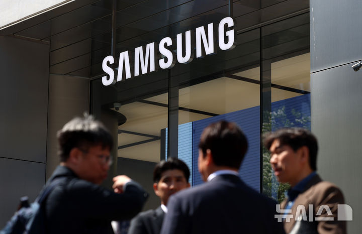 [서울=뉴시스] 조성우 기자 = 삼성전자가 30일 연결기준 올해 1분기 매출 133조 8700억원, 영업이익 57조 2300억원의 확정 실적을 발표했다. 매출과 영업이익은 모두 분기 기준 역대 최대로, 매출은 전분기 대비 40조원(43%) 증가했고, 영업이익도 전분기 대비 37.2조원(185%) 늘었다. 사진은 이날 서울 서초구 삼성 강남 모습. 2026.04.30. xconfind@newsis.com