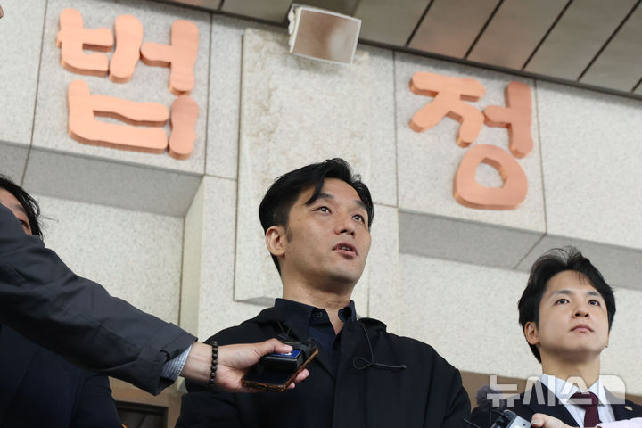 [서울=뉴시스] 권창회 기자 = 서울서부지법 1.19 폭동에 가담한 혐의로 기소된 정윤석 다큐멘터리 감독이 30일 서울 서초구 대법원에서 열린 서부지법 폭동과 관련 특수건조물침입, 특수공무집행방해 등 혐의를 받는 18명에 대한 선고기일을 마치고 입장을 발표하고 있다. 대법원은 이날 서울서부지법 1.19 폭동에 가담한 혐의로 기소된 18명에 대해 전원 유죄를 선고했다. 현장 기록을 위해 법원에 들어간 정윤석 다큐멘터리 감독도 포함됐다. 2026.04.30. kch0523@newsis.com