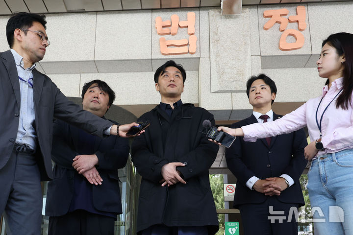 [서울=뉴시스] 권창회 기자 = 서울서부지법 1.19 폭동에 가담한 혐의로 기소된 정윤석 다큐멘터리 감독이 30일 서울 서초구 대법원에서 열린 서부지법 폭동과 관련 특수건조물침입, 특수공무집행방해 등 혐의를 받는 18명에 대한 선고기일을 마치고 입장을 발표하고 있다. 대법원은 이날 서울서부지법 1.19 폭동에 가담한 혐의로 기소된 18명에 대해 전원 유죄를 선고했다. 현장 기록을 위해 법원에 들어간 정윤석 다큐멘터리 감독도 포함됐다. 2026.04.30. kch0523@newsis.com