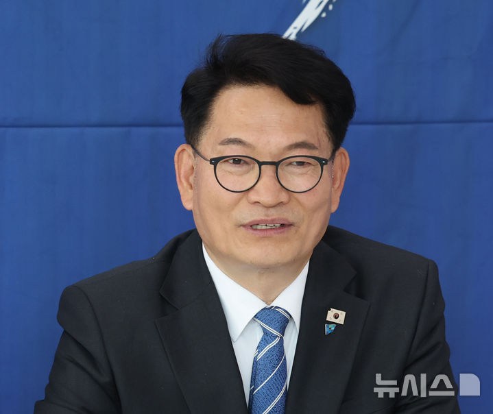 [인천=뉴시스] 전진환 기자 = 지난달 30일 오전 인천 연수구의 한 사무실에서 더불어민주당 김남준 계양을 예비후보의 후원회장으로 위촉된 송영길 전 대표가 기자들에게 발언하고 있다. 2026.04.30. amin2@newsis.com