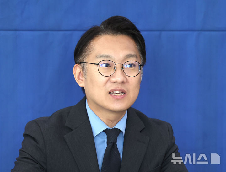 [인천=뉴시스] 전진환 기자 = 30일 오전 인천 연수구의 한 사무실에서 더불어민주당 김남준 계양을 예비후보가 송영길 전 대표 후원회장 위촉식에서 발언하고 있다. 2026.04.30. amin2@newsis.com