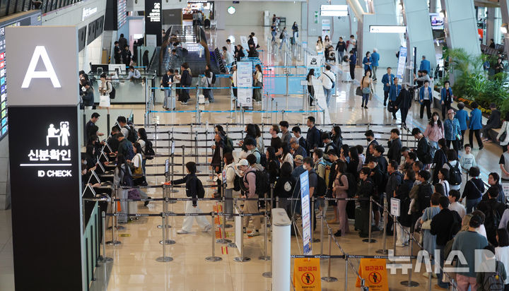 [서울=뉴시스] 김진아 기자 = 노동절부터 시작되는 황금연휴를 앞둔 30일 서울 강서구 김포공항 국내선 터미널이 여행객들로 북적이고 있다. 2026.04.30. bluesoda@newsis.com