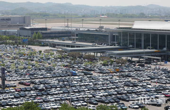 [서울=뉴시스] 김진아 기자 = 노동절부터 시작되는 황금연휴를 앞둔 30일 서울 강서구 김포공항 국내선 주차장이 붐비고 있다. 2026.04.30. bluesoda@newsis.com