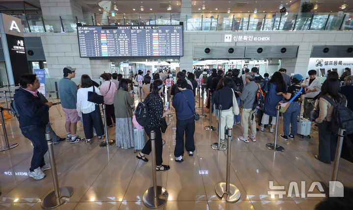 [서울=뉴시스] 김진아 기자 = 노동절부터 시작되는 황금연휴를 앞둔 30일 서울 강서구 김포공항 국내선 터미널이 여행객들로 북적이고 있다. 2026.04.30. bluesoda@newsis.com