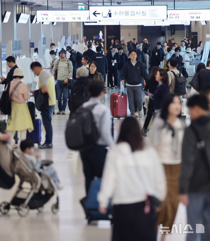 [서울=뉴시스] 김진아 기자 = 노동절부터 시작되는 황금연휴를 앞둔 30일 서울 강서구 김포공항 국내선 터미널이 여행객들로 북적이고 있다. 2026.04.30. bluesoda@newsis.com