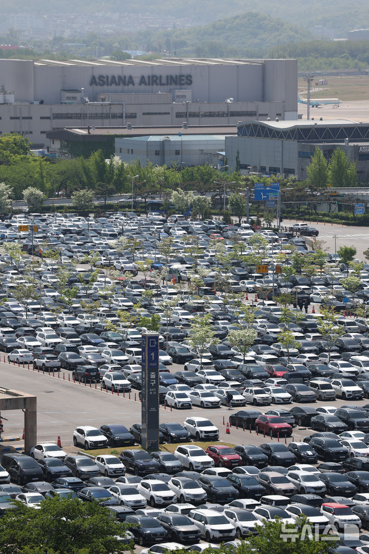 [서울=뉴시스] 김진아 기자 = 노동절부터 시작되는 황금연휴를 앞둔 30일 서울 강서구 김포공항 국내선 주차장이 붐비고 있다. 2026.04.30. bluesoda@newsis.com
