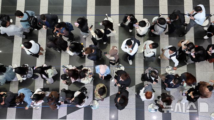  [부산=뉴시스] 하경민 기자 = '2026 부산 드림 잡 페어'가 열린 30일 부산 해운대구 벡스코 제2전시장을 찾은 외국인 유학생 구직자들이 행사장에 입장하기 위해 길게 줄을 서고 있다. 이날 행사에는 부산·울산·경남지역 기업 44곳과 외국인 구직자 1000여 명이 참가했다. 2026.04.30. yulnetphoto@newsis.com