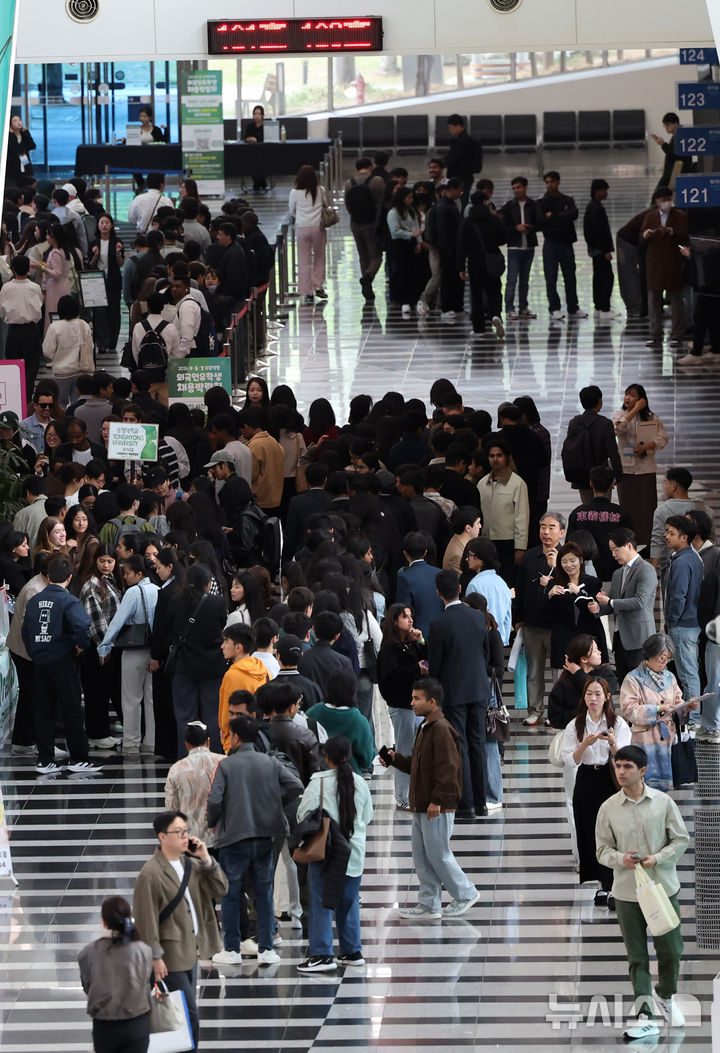  [부산=뉴시스] 하경민 기자 = '2026 부산 드림 잡 페어'가 열린 30일 부산 해운대구 벡스코 제2전시장을 찾은 외국인 유학생 구직자들이 행사장에 입장하기 위해 길게 줄을 서고 있다. 이날 행사에는 부산·울산·경남지역 기업 44곳과 외국인 구직자 1000여 명이 참가했다. 2026.04.30. yulnetphoto@newsis.com