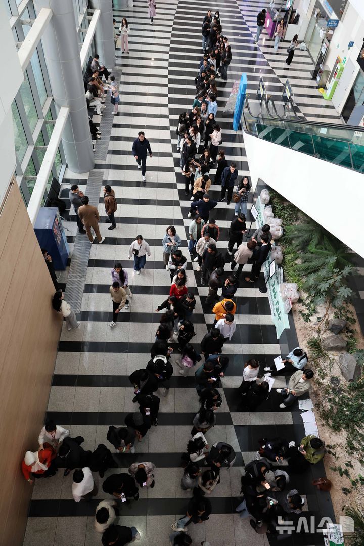  [부산=뉴시스] 하경민 기자 = '2026 부산 드림 잡 페어'가 열린 30일 부산 해운대구 벡스코 제2전시장을 찾은 외국인 유학생 구직자들이 행사장에 입장하기 위해 길게 줄을 서고 있다. 이날 행사에는 부산·울산·경남지역 기업 44곳과 외국인 구직자 1000여 명이 참가했다. 2026.04.30. yulnetphoto@newsis.com