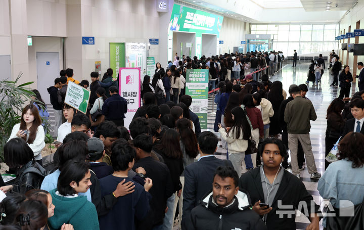  [부산=뉴시스] 하경민 기자 = '2026 부산 드림 잡 페어'가 열린 30일 부산 해운대구 벡스코 제2전시장을 찾은 외국인 유학생 구직자들이 행사장에 입장하기 위해 길게 줄을 서고 있다. 이날 행사에는 부산·울산·경남지역 기업 44곳과 외국인 구직자 1000여 명이 참가했다. 2026.04.30. yulnetphoto@newsis.com