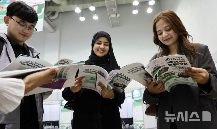  [부산=뉴시스] 하경민 기자 = '2026 부산 드림 잡 페어'가 열린 30일 부산 해운대구 벡스코 제2전시장을 찾은 외국인 유학생 구직자들이 자료집을 살펴보고 있다. 이날 행사에는 부산·울산·경남지역 기업 44곳과 외국인 구직자 1000여 명이 참가했다. 2026.04.30. yulnetphoto@newsis.com