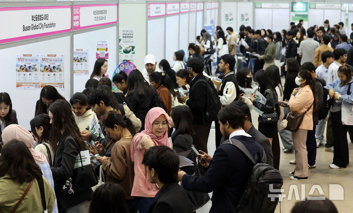  [부산=뉴시스] 하경민 기자 = '2026 부산 드림 잡 페어'가 열린 30일 부산 해운대구 벡스코 제2전시장을 찾은 외국인 유학생 구직자들이 채용 상담을 하고 있다. 이날 행사에는 부산·울산·경남지역 기업 44곳과 외국인 구직자 1000여 명이 참가했다. 2026.04.30. yulnetphoto@newsis.com