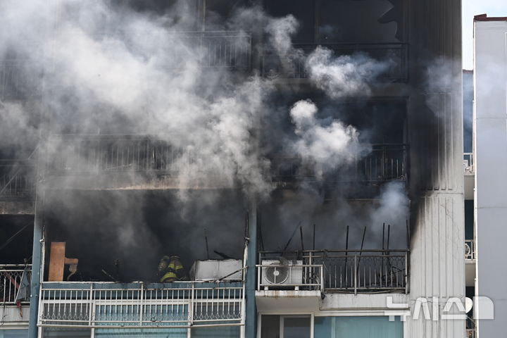 [의왕=뉴시스] 김종택 기자 = 30일 경기 의왕시 내손동의 한 아파트에서 화재가 발생해 연기가 뿜어져 나오고 있다. 2026.04.30. jtk@newsis.com